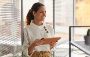 Femme tenant une tablette clients start-ups, scale-ups