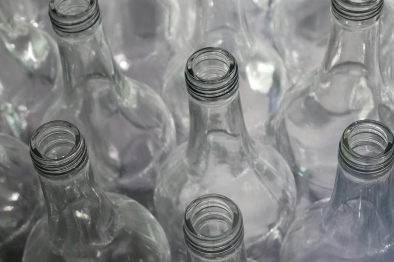 Recyclage du verre soutenu par l’ADEME pour favoriser l’économie circulaire et la transition écologique.